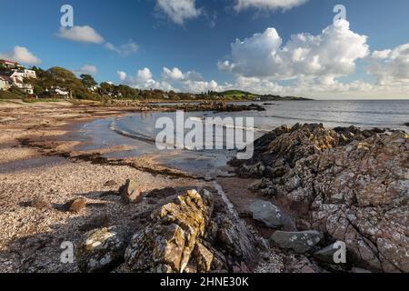 Strand und felsige Küste am Solway Firth, Rockcliffe, Dalbeattie, Dumfries und Galloway, Schottland, Vereinigtes Königreich, Europa Stockfoto