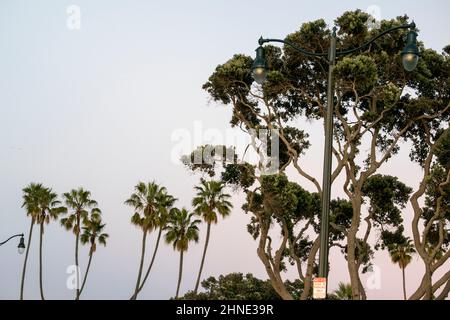 Sonnenuntergänge in Redondo Beach, Kalifornien, können lebhaft und schön sein. Stockfoto