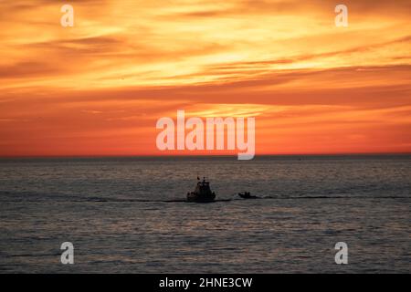 Sonnenuntergänge in Redondo Beach, Kalifornien, können lebhaft und schön sein. Stockfoto