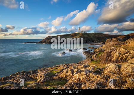 Killantringan Lighthouse on Black Head und Rocky Coastline at Sunset, Portpatrick, Dumfries and Galloway, Schottland, Vereinigtes Königreich, Europa Stockfoto