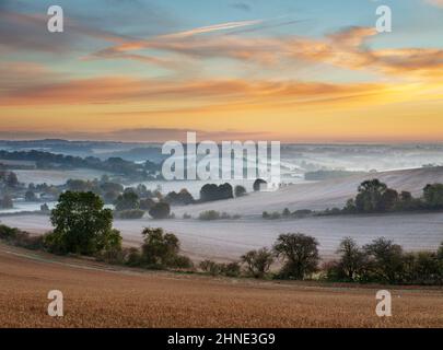 Neblige und frostige Morgendämmerung über dem Test Valley, Hurstbourne Tarrant, Hampshire, England, Vereinigtes Königreich, Europa Stockfoto