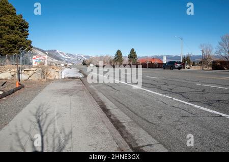 Lee Vining ist eine kleine Stadt am Ufer des Mono Lake in Mono County, CA, und liegt in der Nähe des Yosemite National Park. Stockfoto