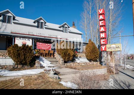 Lee Vining ist eine kleine Stadt am Ufer des Mono Lake in Mono County, CA, und liegt in der Nähe des Yosemite National Park. Stockfoto