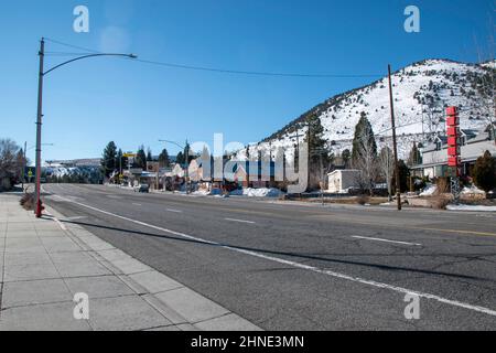 Lee Vining ist eine kleine Stadt am Ufer des Mono Lake in Mono County, CA, und liegt in der Nähe des Yosemite National Park. Stockfoto