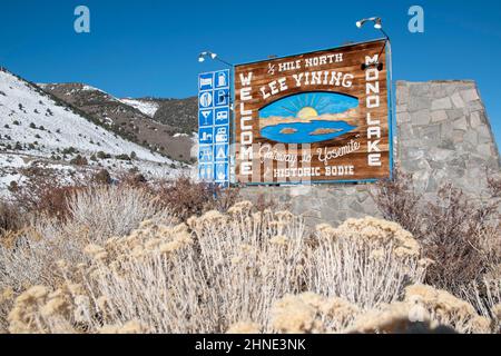 Lee Vining ist eine kleine Stadt am Ufer des Mono Lake in Mono County, CA, und liegt in der Nähe des Yosemite National Park. Stockfoto