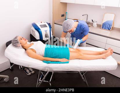 Frau bekommt Laser Haarentfernung Stockfoto