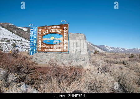 Lee Vining ist eine kleine Stadt am Ufer des Mono Lake in Mono County, CA, und liegt in der Nähe des Yosemite National Park. Stockfoto