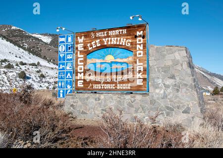 Lee Vining ist eine kleine Stadt am Ufer des Mono Lake in Mono County, CA, und liegt in der Nähe des Yosemite National Park. Stockfoto