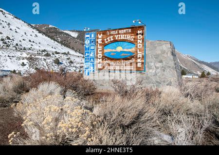 Lee Vining ist eine kleine Stadt am Ufer des Mono Lake in Mono County, CA, und liegt in der Nähe des Yosemite National Park. Stockfoto