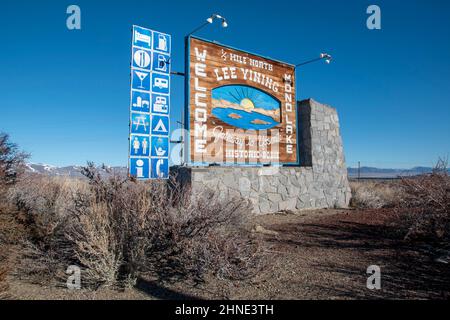 Lee Vining ist eine kleine Stadt am Ufer des Mono Lake in Mono County, CA, und liegt in der Nähe des Yosemite National Park. Stockfoto