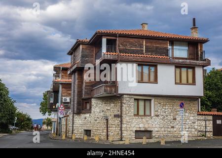 Teilweise Holzhäuser im historischen Teil des Resorts Nesebar an der Schwarzmeerküste, in der Provinz Burgas, Bulgarien Stockfoto