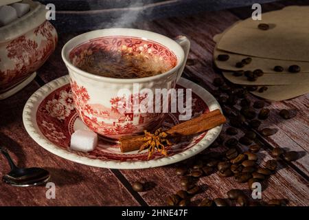 Stillleben mit einer heißen Tasse Kaffee und Dekoration Stockfoto