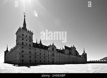 Schwarz-Weiß-Bild des Königlichen Klosters von San Lorenzo de El Escorial. Architekt: Juan Bautista de Toledo und Juan de Herrera, 1563, Made for Stockfoto