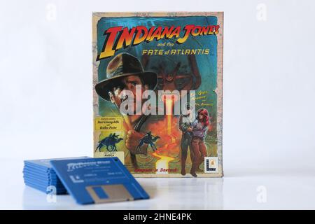 BERLIN - 12. FEBRUAR 2022: Vintage Retro Video Game INDIANA JONES UND DAS SCHICKSAL VON ATLANTIS für den Commodore Amiga auf Floppy Disks. Lucas Arts releas Stockfoto