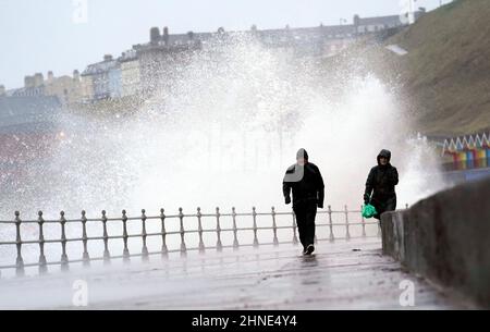In Whitby Yorkshire treffen große Wellen auf die Meereswand, bevor der Sturm Dudley von Mittwochnacht bis Donnerstagmorgen den Norden Englands/Südschottlands trifft, dicht gefolgt vom Sturm Eunice, der am Freitag starke Winde und die Möglichkeit von Schnee bringen wird. Bilddatum: Mittwoch, 16. Februar 2022. Stockfoto