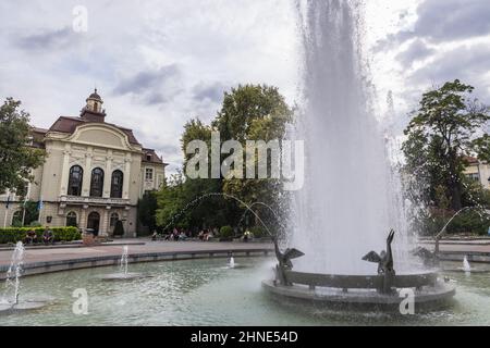 Brunnen- und Gemeindegebäude auf dem Stefan Stambolov-Platz in Plovdiv, der Hauptstadt der Provinz Plovdiv im südlichen Zentrum Bulgariens Stockfoto