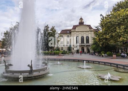 Brunnen- und Gemeindegebäude auf dem Stefan Stambolov-Platz in Plovdiv, der Hauptstadt der Provinz Plovdiv im südlichen Zentrum Bulgariens Stockfoto