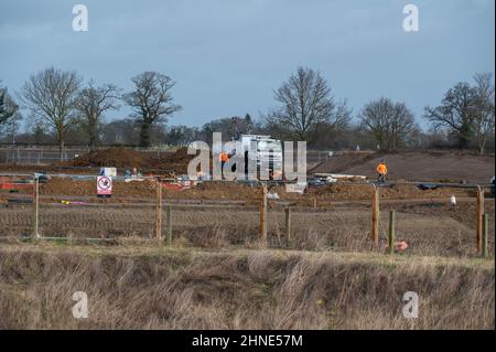Bauherren starten mit einem großen Kipplastwagen in norwich mit einem neuen Wohngebiet Stockfoto