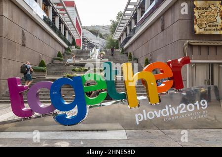 Gemeinsam Schild und Wasserfallkaskade auf den Treppen der Kamenica in Plovdiv Stadt, Hauptstadt der Provinz Plovdiv in Süd-Zentral-Bulgarien Stockfoto