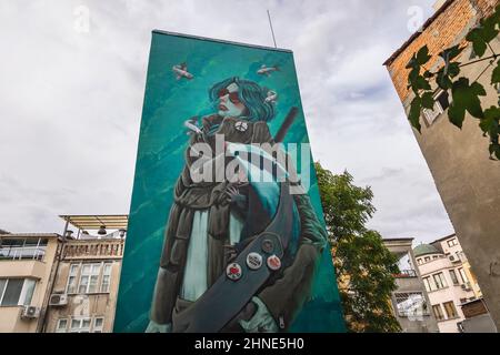 Großes Wandgemälde auf einem Gebäude in Kapana - dem berühmten Kunstviertel der Stadt Plovdiv, der Hauptstadt der Provinz Plovdiv im südlichen Zentrum Bulgariens Stockfoto