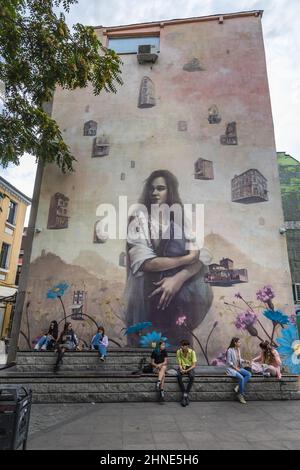 Großes Wandgemälde auf einem Gebäude in Kapana - dem berühmten Kunstviertel der Stadt Plovdiv, der Hauptstadt der Provinz Plovdiv im südlichen Zentrum Bulgariens Stockfoto