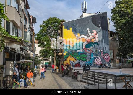 Großes Wandgemälde auf einem Gebäude in Kapana - dem berühmten Kunstviertel der Stadt Plovdiv, der Hauptstadt der Provinz Plovdiv im südlichen Zentrum Bulgariens Stockfoto