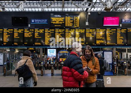 Edinburgh, Großbritannien. 16. Februar 2022 im Bild: Zugverbindungen am Bahnhof Edinburgh Waverley werden abgesagt, als Storm Dudley Schottland trifft. Kredit: Rich Dyson/Alamy Live Nachrichten Stockfoto