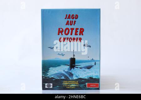 BERLIN - 12. FEBRUAR 2022: Vintage Retro Video Game JAGD AUF ROTER OKTOBER für den Commodore Amiga auf Floppy Disks. Deutsche Version von HUNT FOR RED OC Stockfoto