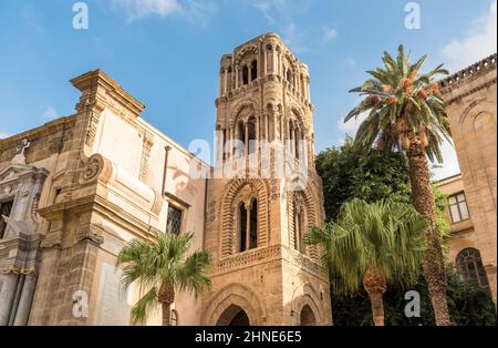 Blick auf den Glockenturm der Kirche Santa Maria dell Ammiraglio auf dem Bellini-Platz in Palermo, Sizilien, Italien Stockfoto