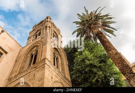 Blick auf den Glockenturm der Kirche Santa Maria dell Ammiraglio auf dem Bellini-Platz in Palermo, Sizilien, Italien Stockfoto