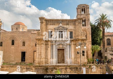 Fassade der Kirche Santa Maria dell'Ammiraglio, die als Martorana-Kirche auf dem Bellini-Platz in Palermo, Sizilien, Italien bekannt ist Stockfoto