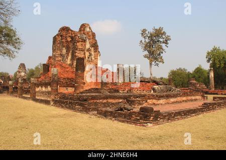 Ruinierter buddhistischer Tempel (wat phra phai luang) in sukhothai (thailand) Stockfoto