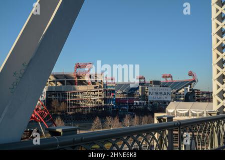 Die John Seigenthaler Fußgängerbrücke mit Blick auf das Nissan-Stadion in Nashville, Tennessee. Die Brücke überspannt den Cumberland River. Stockfoto