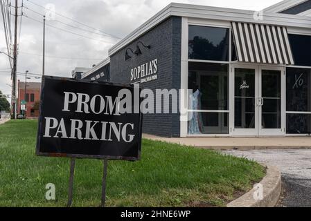 Ein schwarzes Schild mit weißen Buchstaben, auf dem Prom Parking at Sophia’s Bridal und Tux in Southport, Indiana, steht. Stockfoto