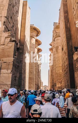 Der Karnak-Tempelkomplex, allgemein bekannt als Karnak, besteht aus einer großen Mischung verfallener Tempel, Pylonen, Kapellen und anderer Gebäude in der Nähe von Luxor, Ägypten. Stockfoto