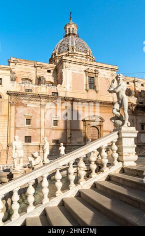 Blick auf die Kirche der Heiligen Katharina mit der Marmorstatue des Pretoria-Brunnens voraus, Palermo, Sizilien, Italien Stockfoto