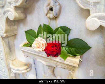 Bahchisaraj, Russland - 18. September 2020: Weiße und rote Rose in einer Schüssel "Brunnen der Tränen", Khans Palast, Bakhchisarai, Krim Stockfoto