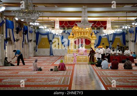 Bangkok, Thailand. 16th. Februar 2022. Sikh-Anhänger beten in Bangkoks Gurudwara Siri Guru Singh Sabha (Sikh-Tempel) in Little India. Der prominente Sikh-Tempel mit goldener Kuppel wurde 1932 erbaut, ein religiöses Heiligtum, ein Ort der Anbetung, für viele der nordwestlichen indischen Sikhs Leben in Thailand und gilt als der zweitgrößte Sikh-Tempel außerhalb Indiens. Kredit: SOPA Images Limited/Alamy Live Nachrichten Stockfoto