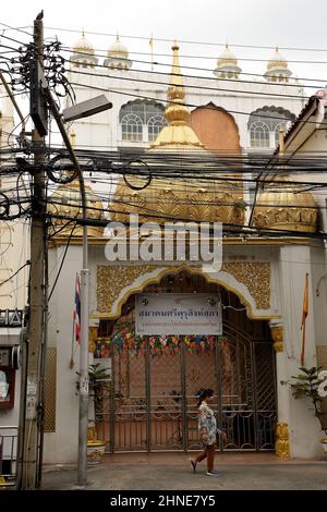 Bangkok, Thailand. 15th. Februar 2022. Eine Außenansicht von Bangkoks Gurudwara Siri Guru Singh Sabha (Sikh-Tempel) in Little India. Der prominente, goldkuppelige Kultplatz wurde 1932 erbaut, ein religiöses Heiligtum für viele der nordwestlichen indischen Sikhs, die in Thailand leben. Es gilt als der zweitgrößte Sikh-Tempel außerhalb Indiens. Kredit: SOPA Images Limited/Alamy Live Nachrichten Stockfoto