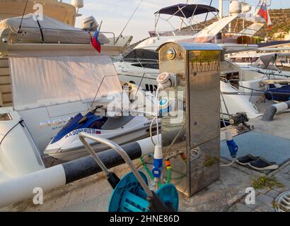 Balaklava, Russland - 18. September 2020: Säule, die Strom und Wasser in der Yacht-Anlegestelle liefert Stockfoto