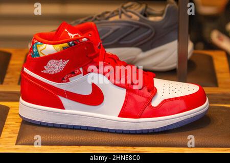 Air Jordan 1 Mid Syracuse Sportschuhe für Damen im Schuhgeschäft in Preston Großbritannien Wetter; Verkaufsstellen Schilder, Einkäufer, die im Stadtzentrum im Nordwesten einkaufen. Stockfoto