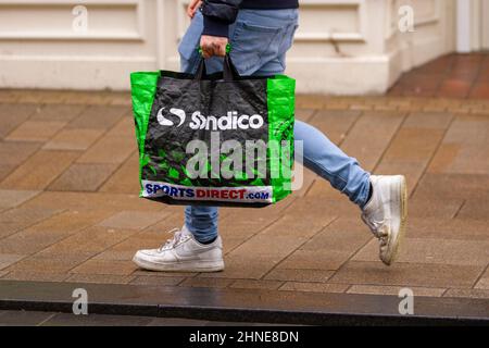 Sondico Strike Firm Ground Fußballschuhe; Sports Direct wiederverwendbare Sandico-Taschen aus 100 % recyceltem Kunststoff für Life, Fishergate, Preston, Großbritannien Stockfoto