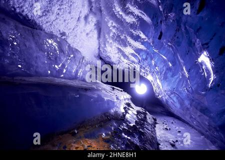 Eine Eishöhle in einem Gletscher in der Nähe von Almaty, Kasachstan Stockfoto