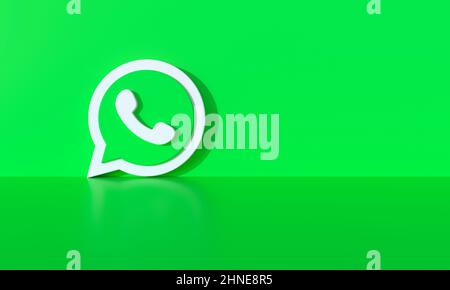 WhatsApp-Logo auf grünem Wandhintergrund mit hartem Schatten und Platz für Text und Grafiken. 3D Rendering. Stockfoto