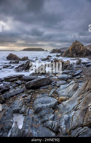 Strand und Felsen am Marloes Sands kurz nach der Flut im Winter, Pembrokeshire, South Wales Stockfoto