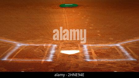 Baseball Homeplate mit Teig, Kreide Linien in braun Ton Schmutz Stockfoto