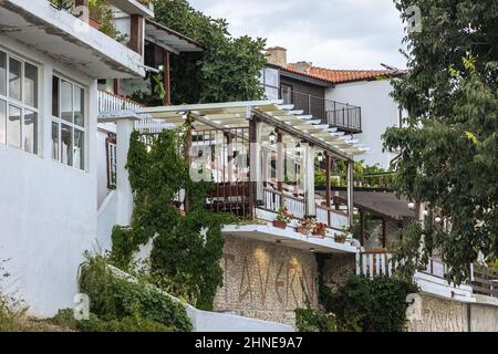 Häuser und Restaurants am Südufer des historischen Teils des Resorts Nesebar an der Schwarzmeerküste in der bulgarischen Provinz Burgas Stockfoto