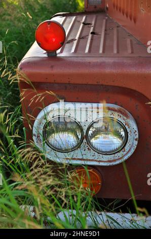 Nahaufnahme des Scheinwerferlichts eines verlassenen Vintage- und Rusty-Trucks Stockfoto