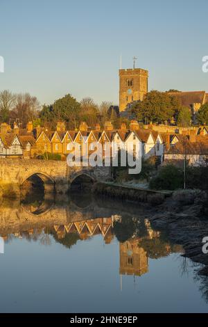 Der River Medway und die Brücke bei Aylesford Kent. An einem kalten Wintermorgen Stockfoto