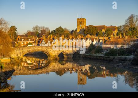 Der River Medway und die Brücke bei Aylesford Kent. An einem kalten Wintermorgen Stockfoto